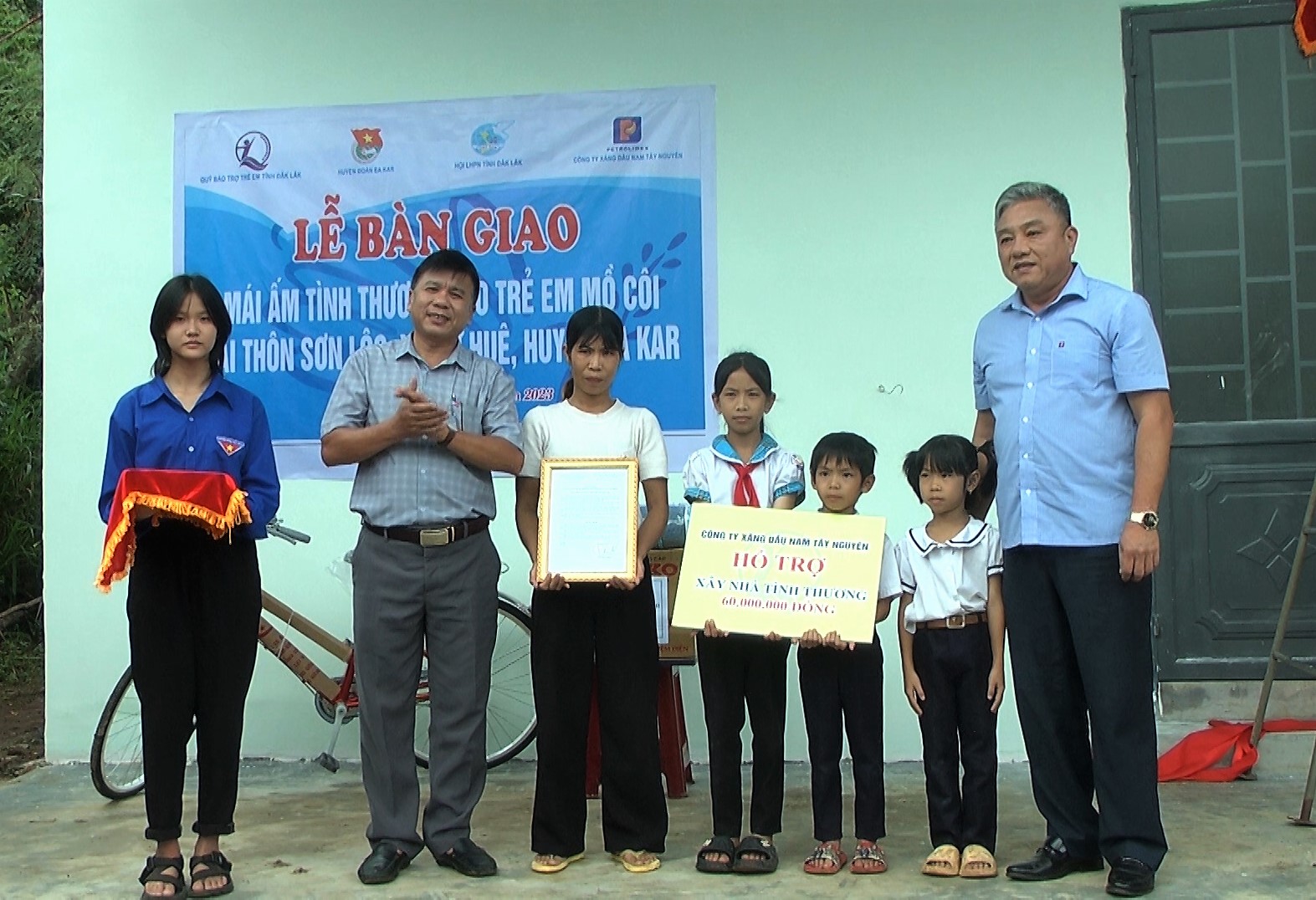 Lễ  bàn giao nhà “Mái ấm tình thương” cho trẻ em có hoàn cảnh đặc biệt khó khăn. 